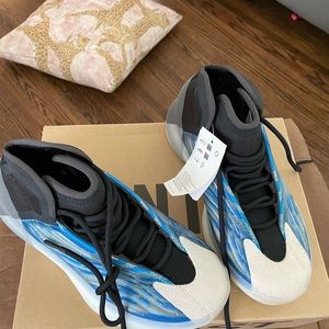 Yezzy Boost Basketball, 7.5 mens or kids never worn, new box, authenticity tag